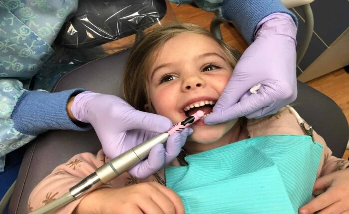 dziewczynka u dentysty